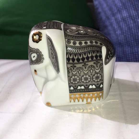 New ELEPHANT Salt and Pepper Shakers - Picture 4 of 6